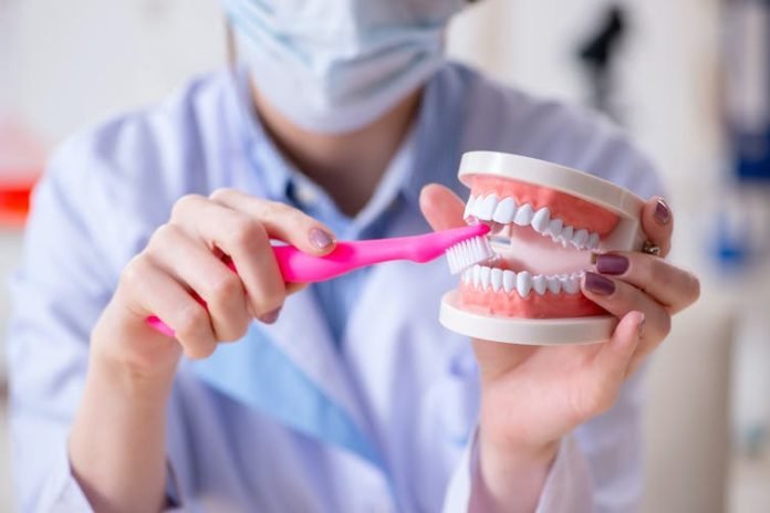 Teeth cleaning at the dentist can remove plaque that regular brushing and flossing can’t. | Photo: shutterstock.com