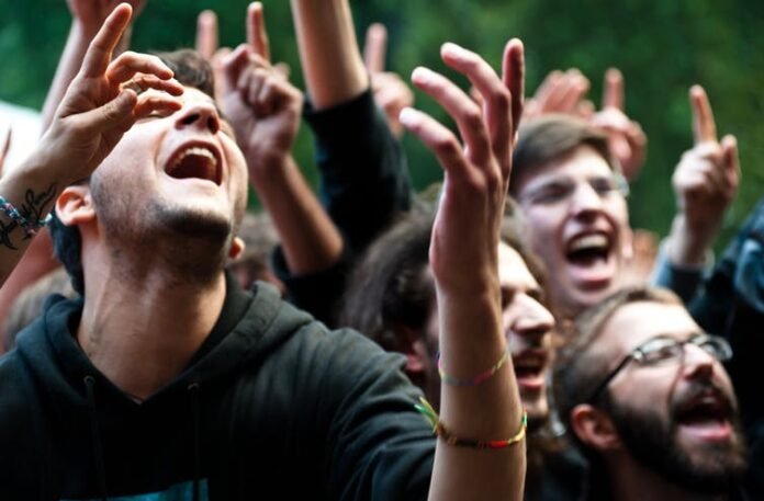 Group singing | Photo Shutterstock