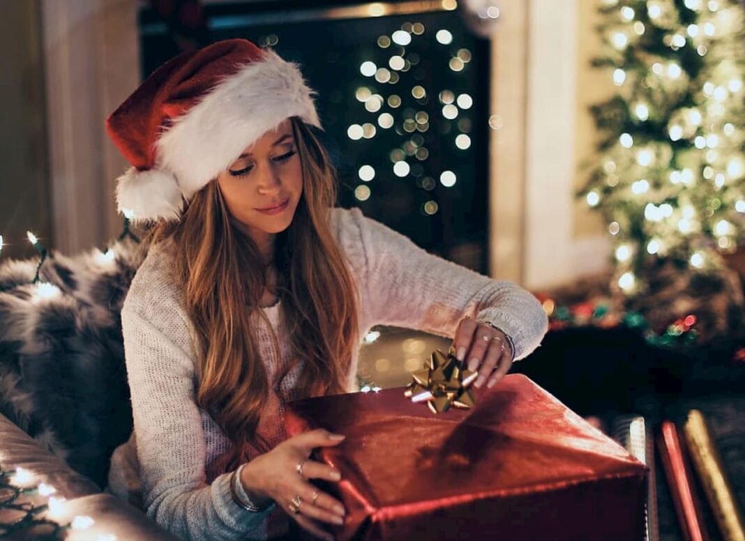 Christmas gift | Image: https://www.pxfuel.com/en/free-photo-emffc