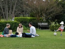 Family picnic | PHOTO: Shutterstock